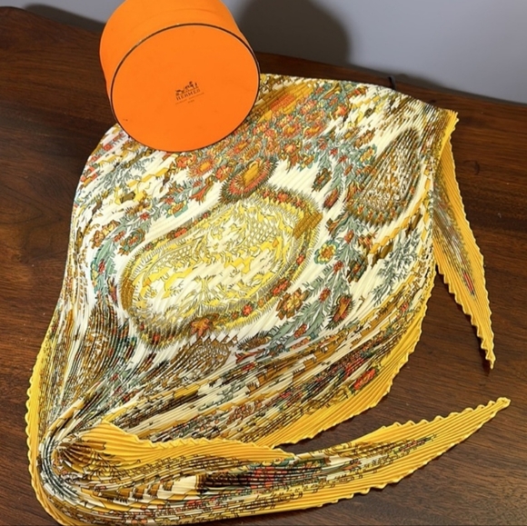 EUC Hermès pleated “decoupage” silk scarf with box and book. - Picture 7 of 14